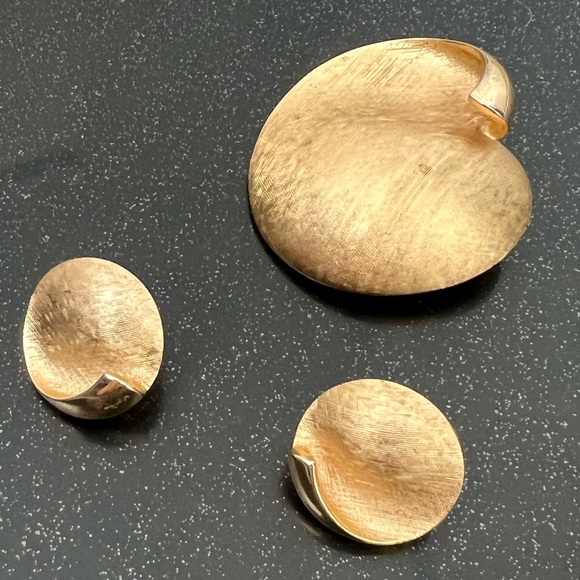 Vintage Crown Trifari Brooch Gold Tone 60s Sculptural with matching earrings - Picture 2 of 5